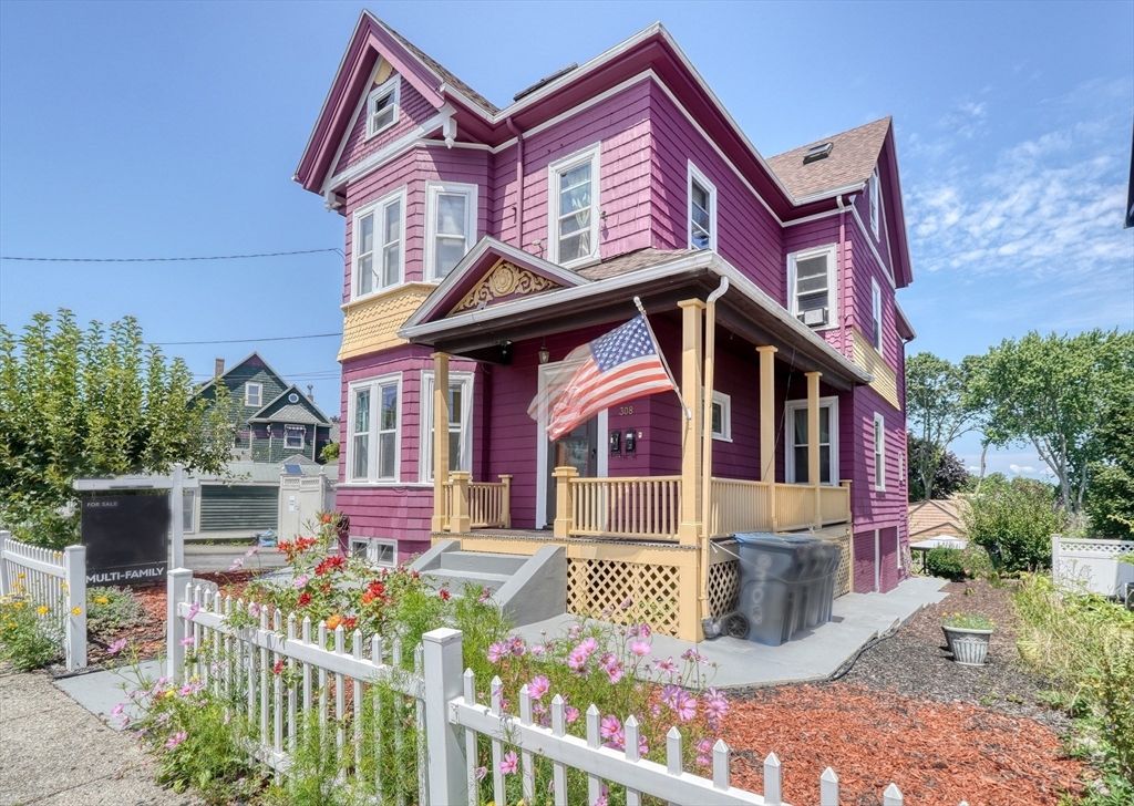Exterior, Facade, Queen Anne Victorian