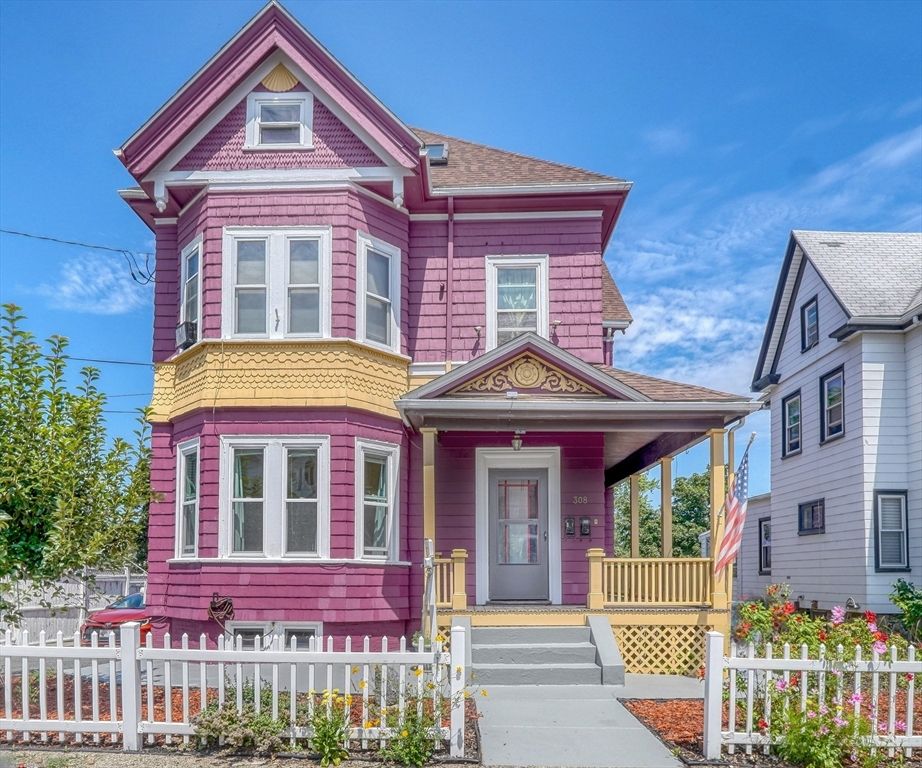 Exterior, Facade, Queen Anne Victorian