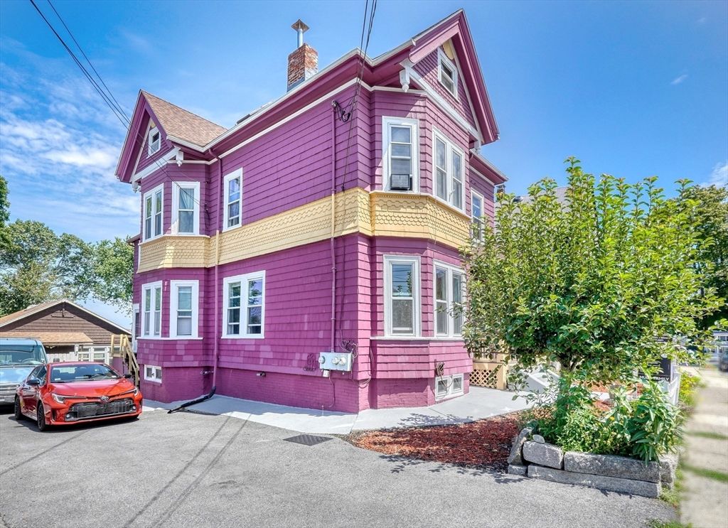 Exterior, Facade, Queen Anne Victorian