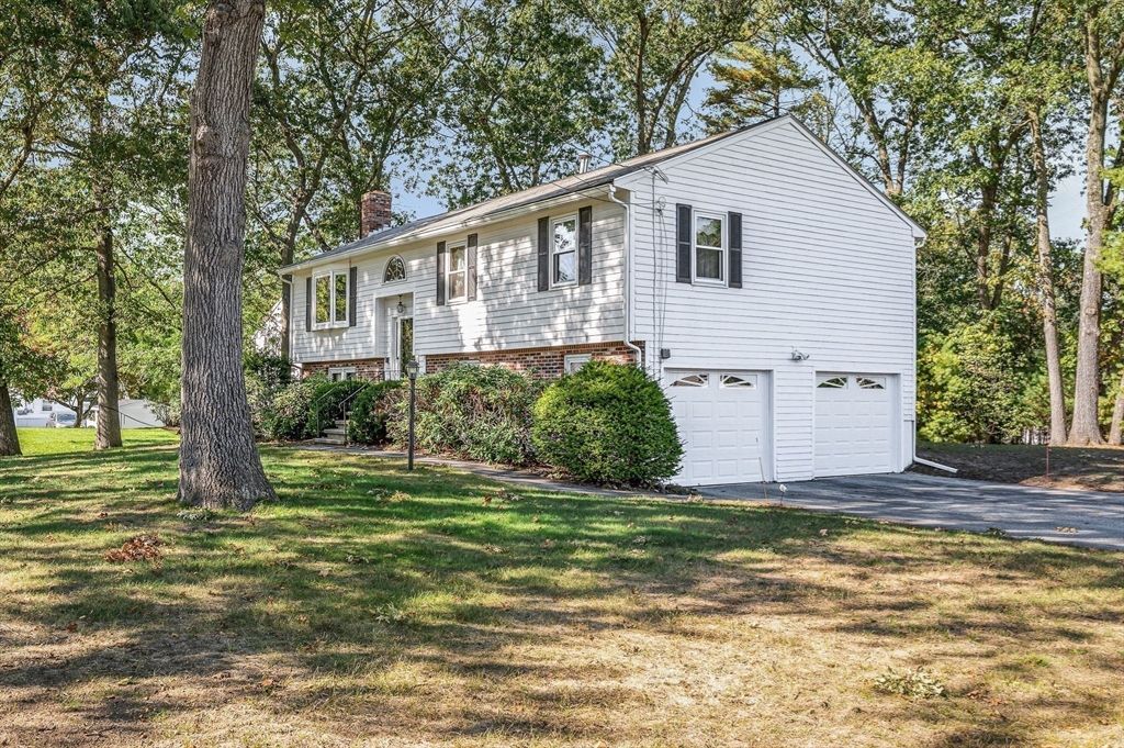 Attached, Exterior, Facade, Raised Ranch