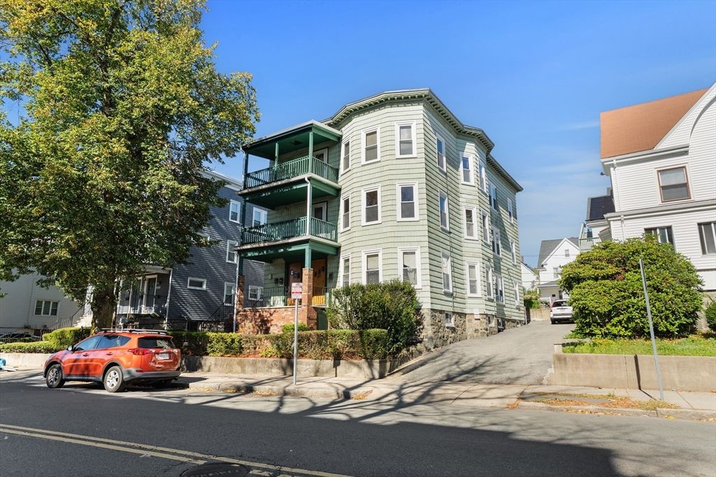 Exterior, Facade, Queen Anne Victorian