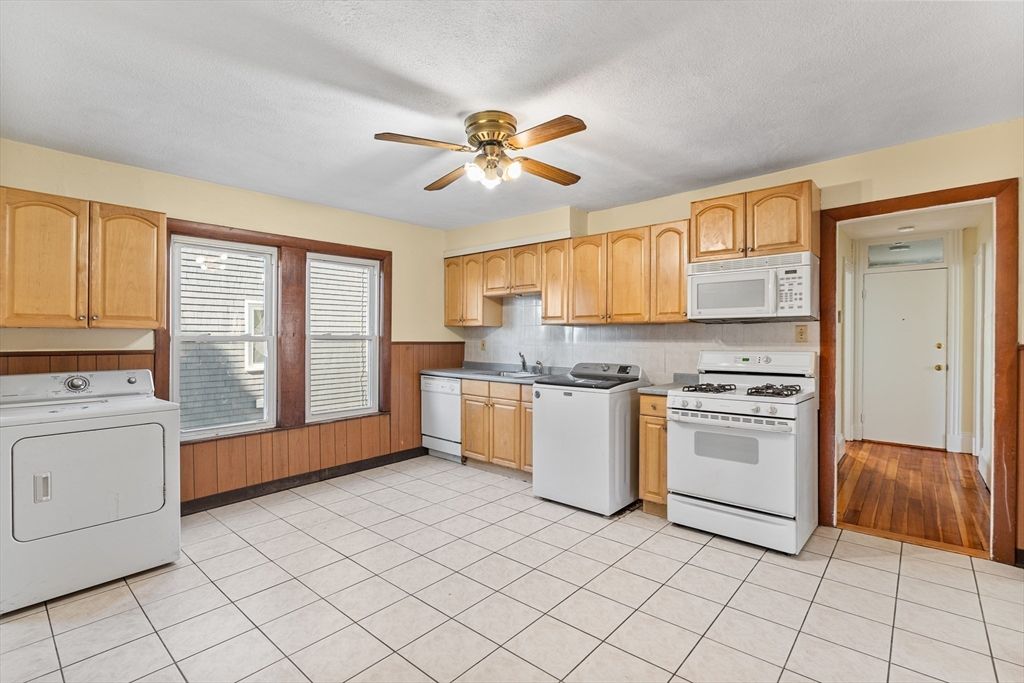 Interior, Kitchen, Washer, Wood Texture Flooring