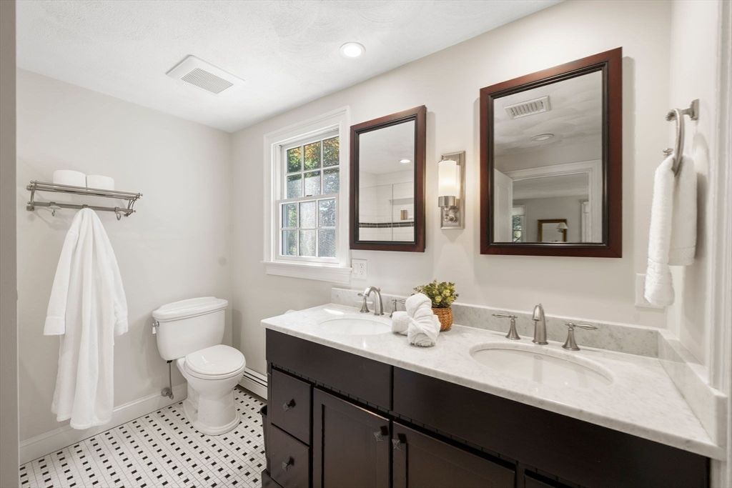 Bathroom, Dual Sink Vanities, Interior, Recessed Lighting