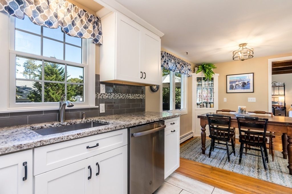 Chandelier, Dining room, Interior, Kitchen, Wood Texture Flooring