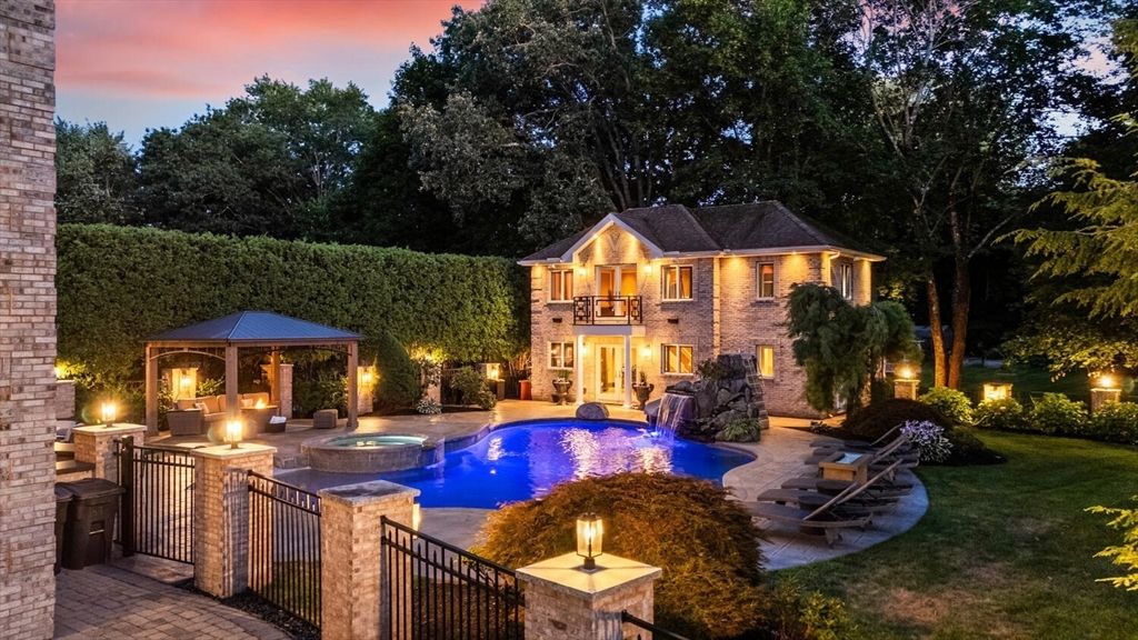 Exterior, Outdoor Kitchen, Pool