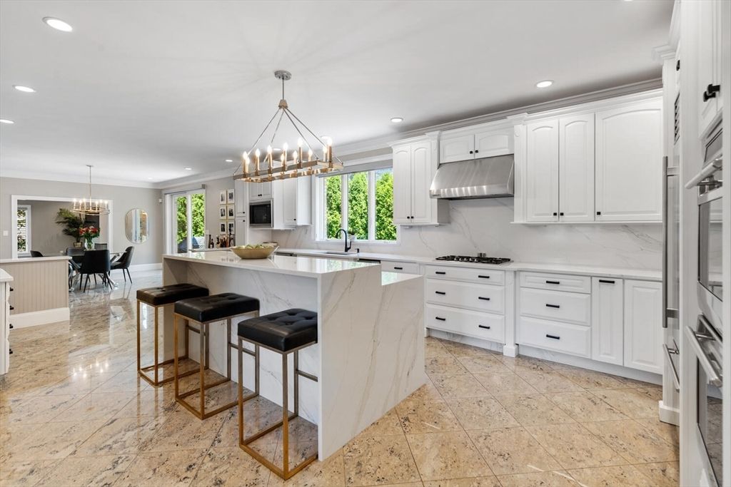 Chandelier, Dining room, Interior, Kitchen, Marble Walls, Pendant Lights, Recessed Lighting, Stainless Steel Appliances