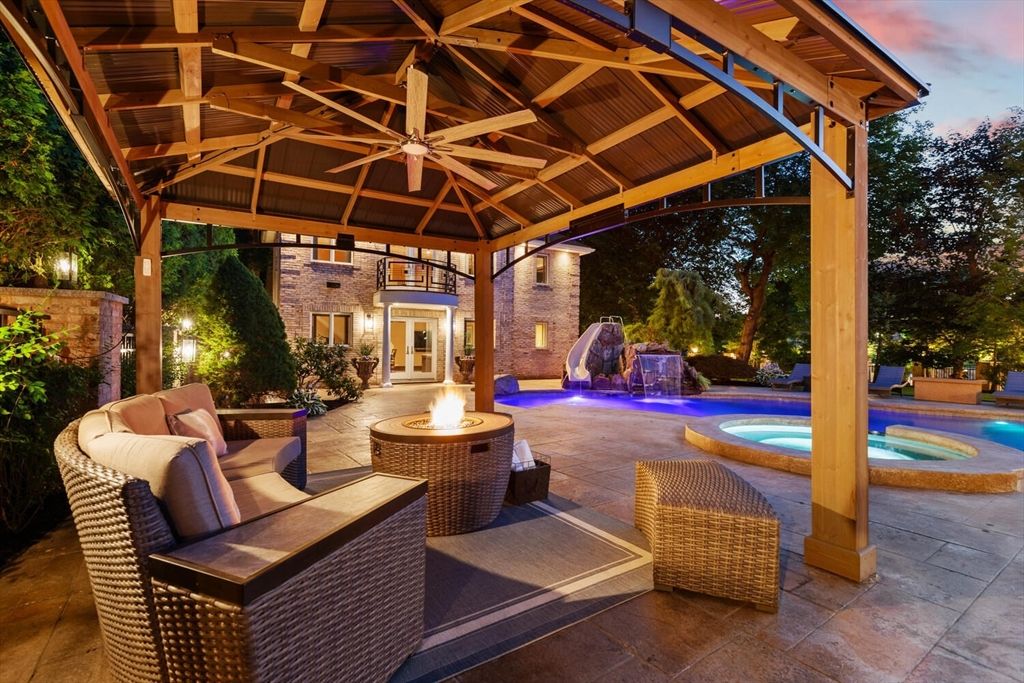 Exterior, Pool