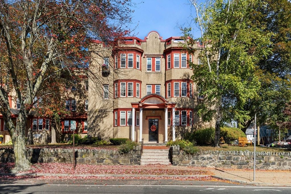 Exterior, Facade, Rowhouse