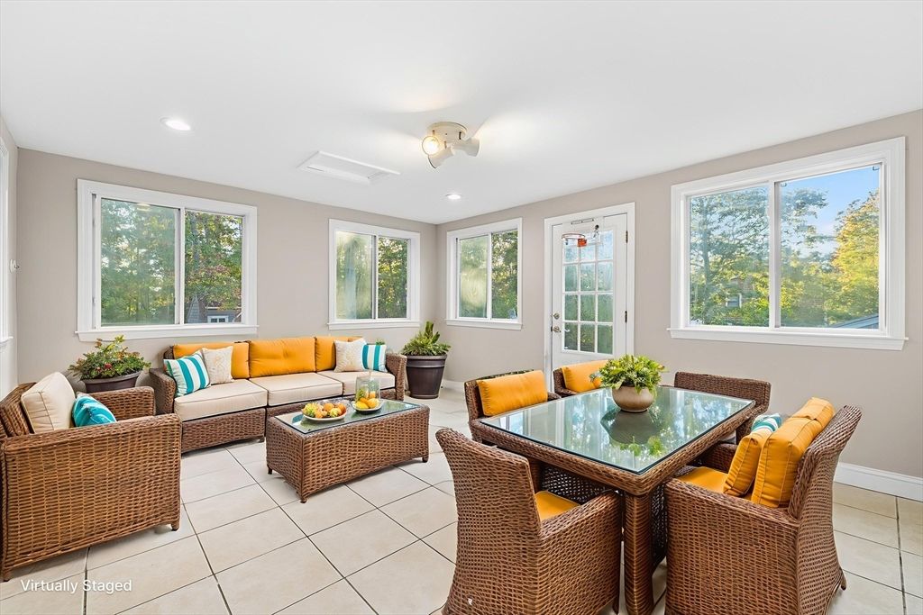Dining room, Interior, Living room, Recessed Lighting