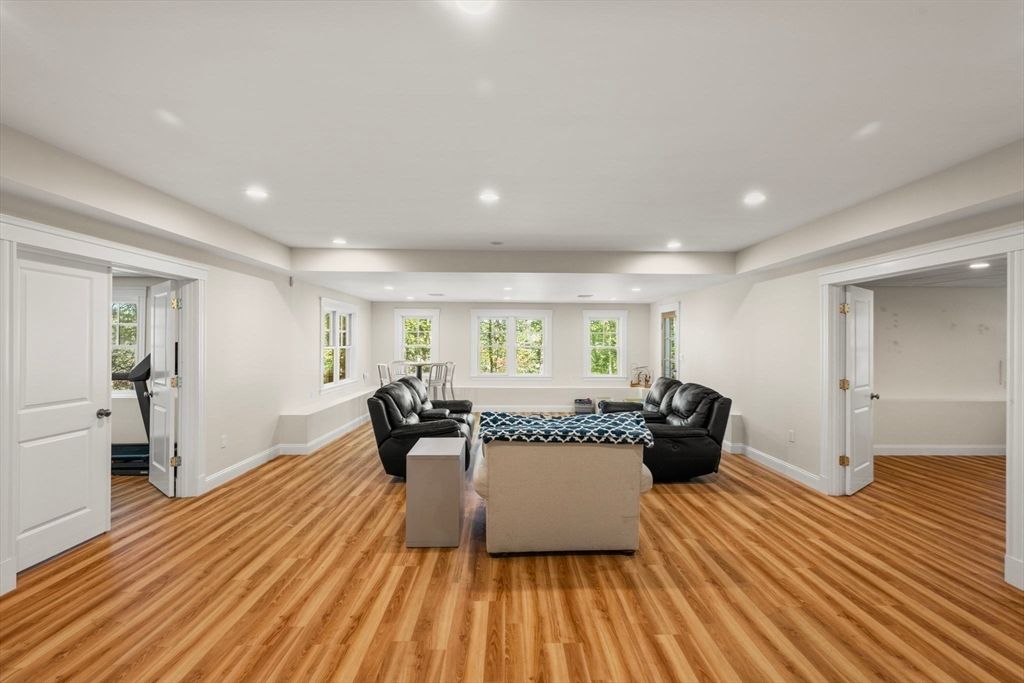 Fitness Equipment, Interior, Living room, Recessed Lighting, Wood Texture Flooring