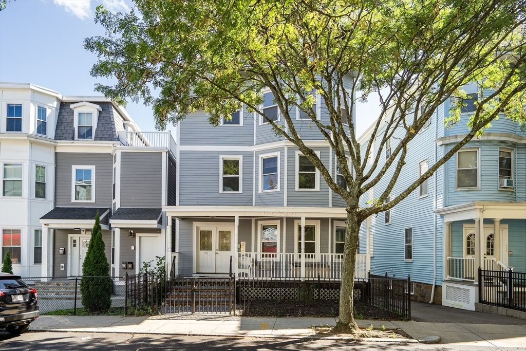 Exterior, Facade, Rowhouse