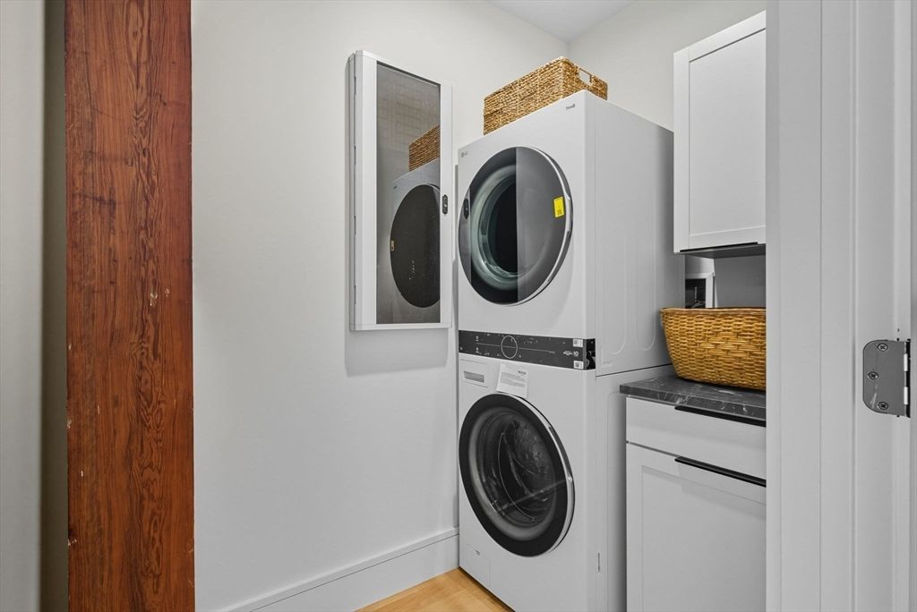 Interior, Utility Closets, Washer, Wood Texture Flooring