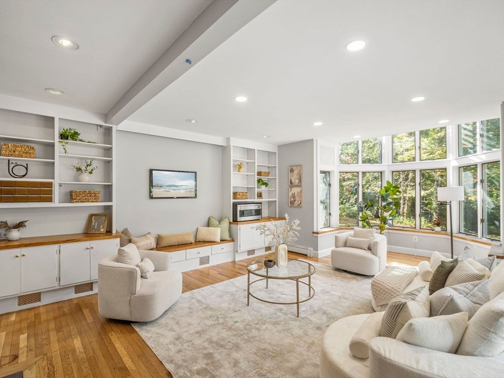 Interior, Living room, Recessed Lighting, Wood Texture Flooring