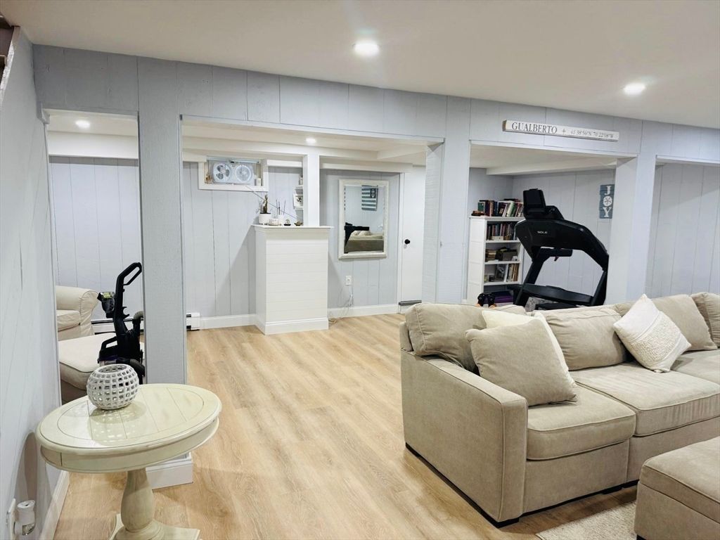 Fitness Equipment, Interior, Living room, Recessed Lighting, Wood Texture Flooring