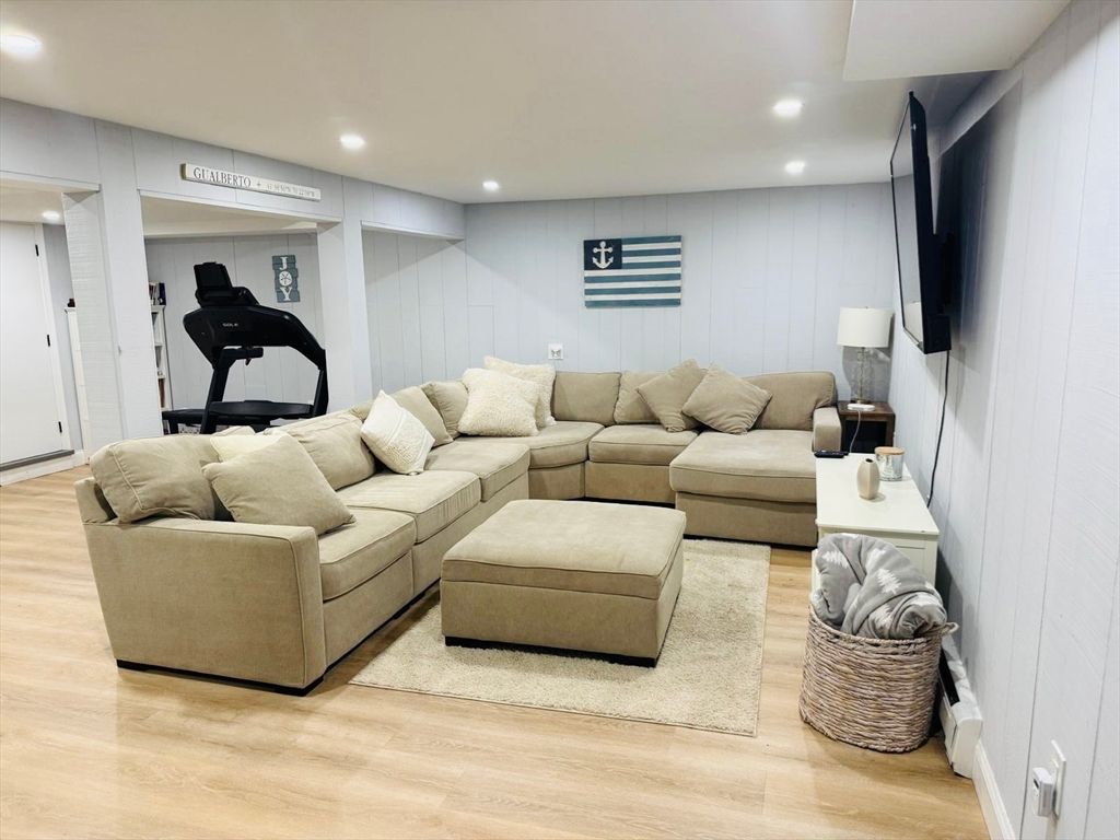 Fitness Equipment, Interior, Living room, Recessed Lighting, Wood Texture Flooring