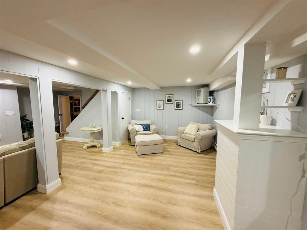 Interior, Recessed Lighting, Wood Texture Flooring