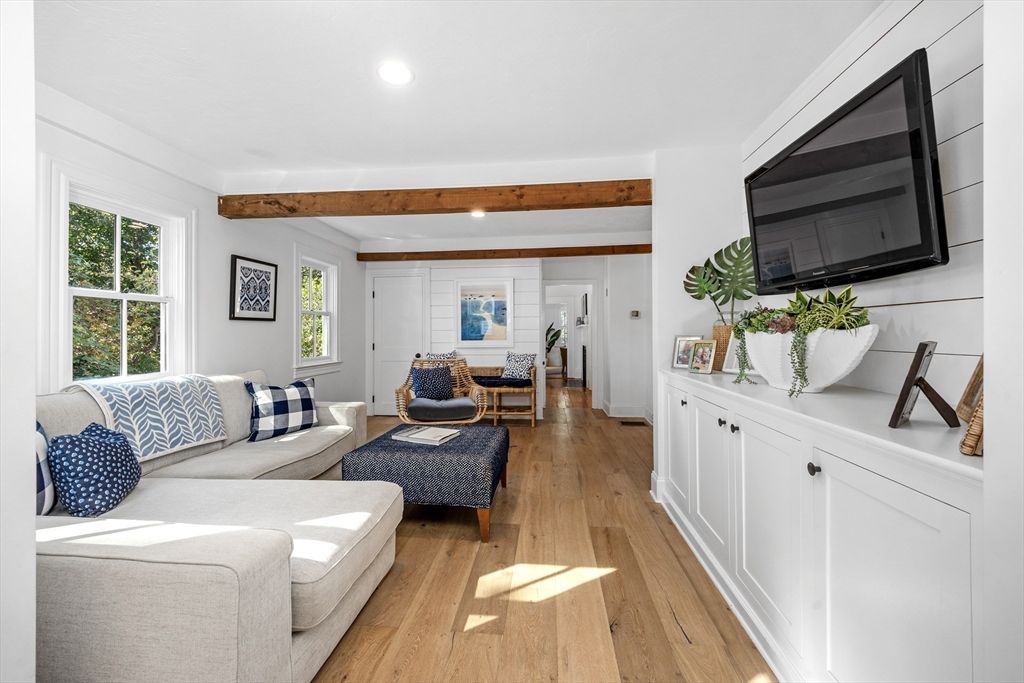 Interior, Living room, Recessed Lighting, Wooden Beams, Wood Texture Flooring