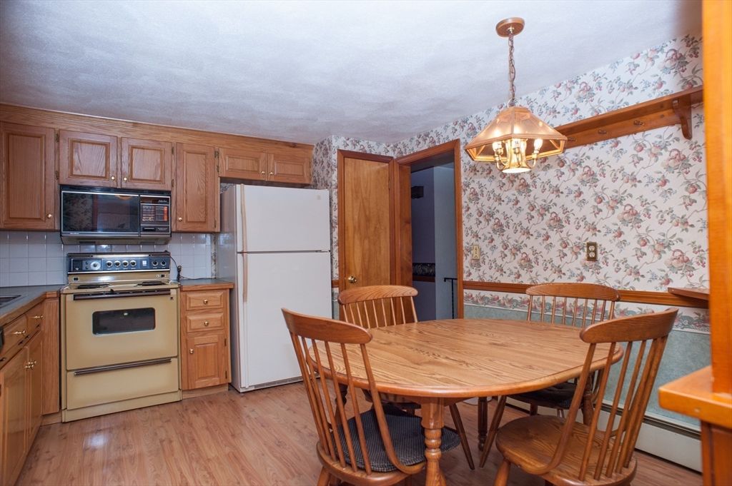 Dining room, Interior, Kitchen, Pendant Lights, Wood Texture Flooring