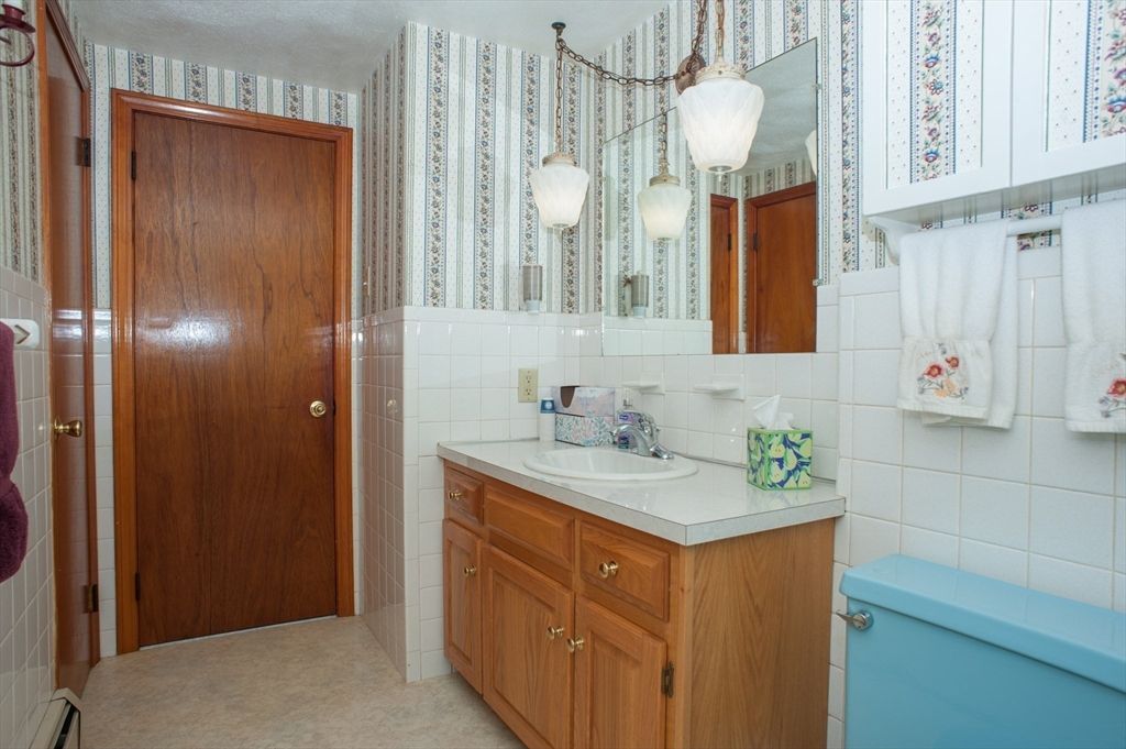 Bathroom, Interior, Pendant Lights, Tile Countertops