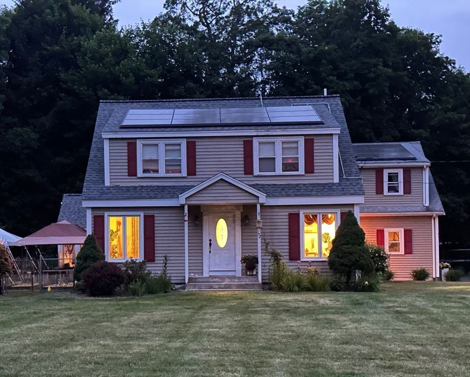 Exterior, Facade, Solar Panels, Split Level