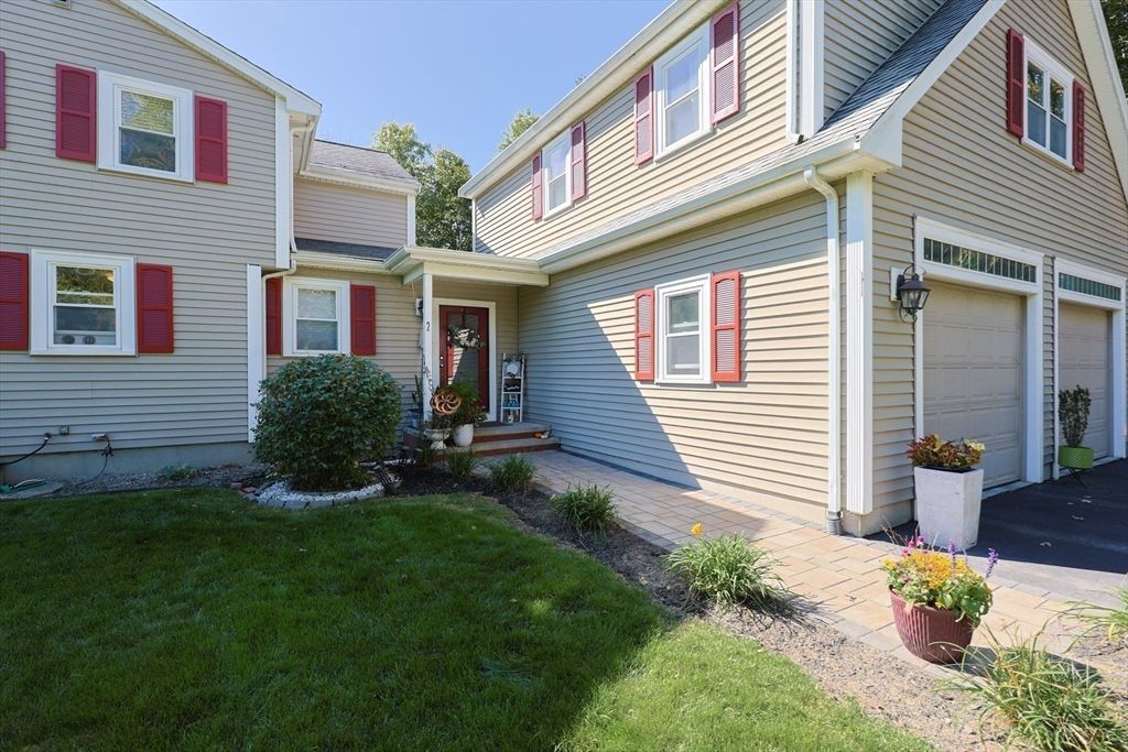 Attached, Exterior, Facade, None