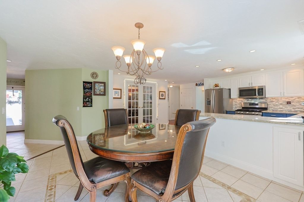 Chandelier, Dining room, Interior, Kitchen, Recessed Lighting, Stainless Steel Appliances