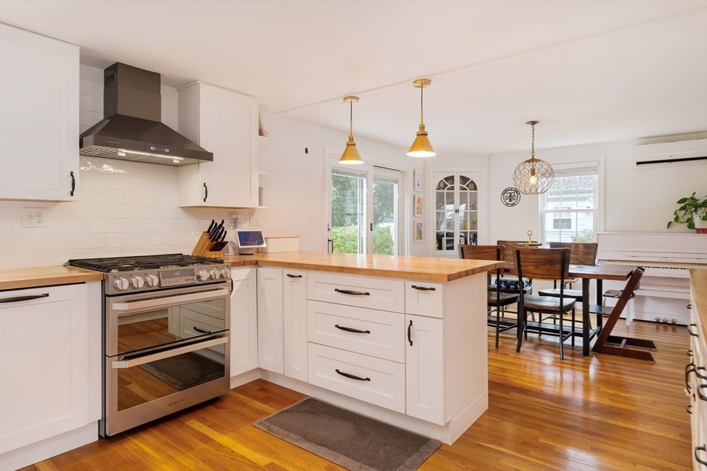 Dining room, Interior, Kitchen, Pendant Lights, Stainless Steel Appliances, Wood Texture Flooring
