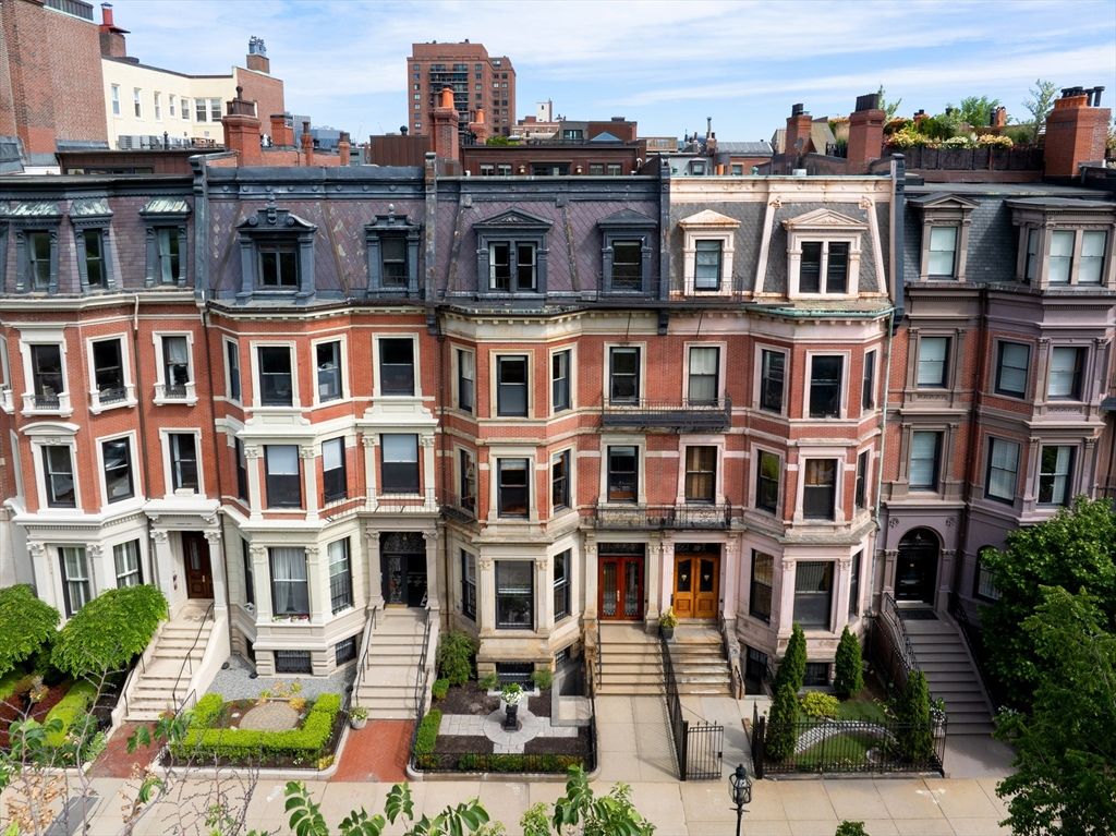 Exterior, Facade, Rowhouse