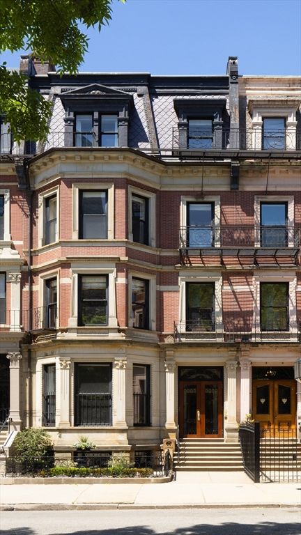 Exterior, Facade, Brick Facade, Rowhouse