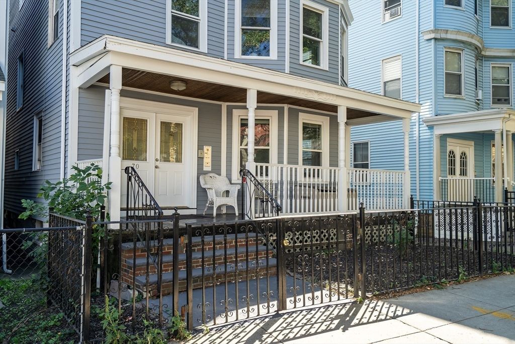 Exterior, Facade, Rowhouse