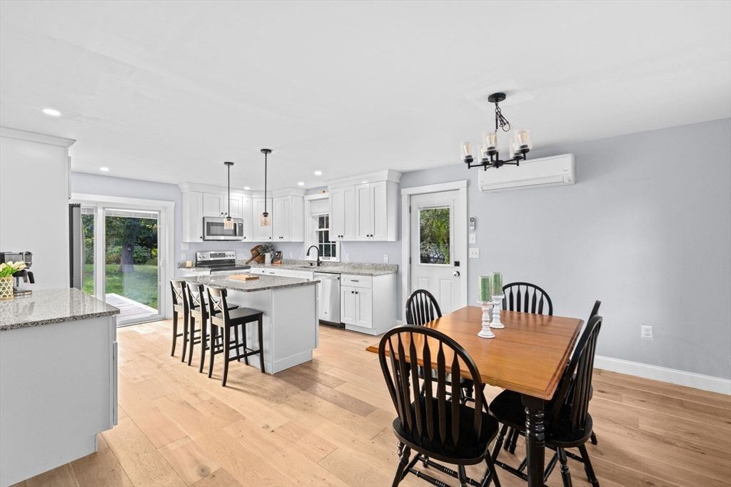 Chandelier, Dining room, Interior, Kitchen, Pendant Lights, Recessed Lighting, Wood Texture Flooring