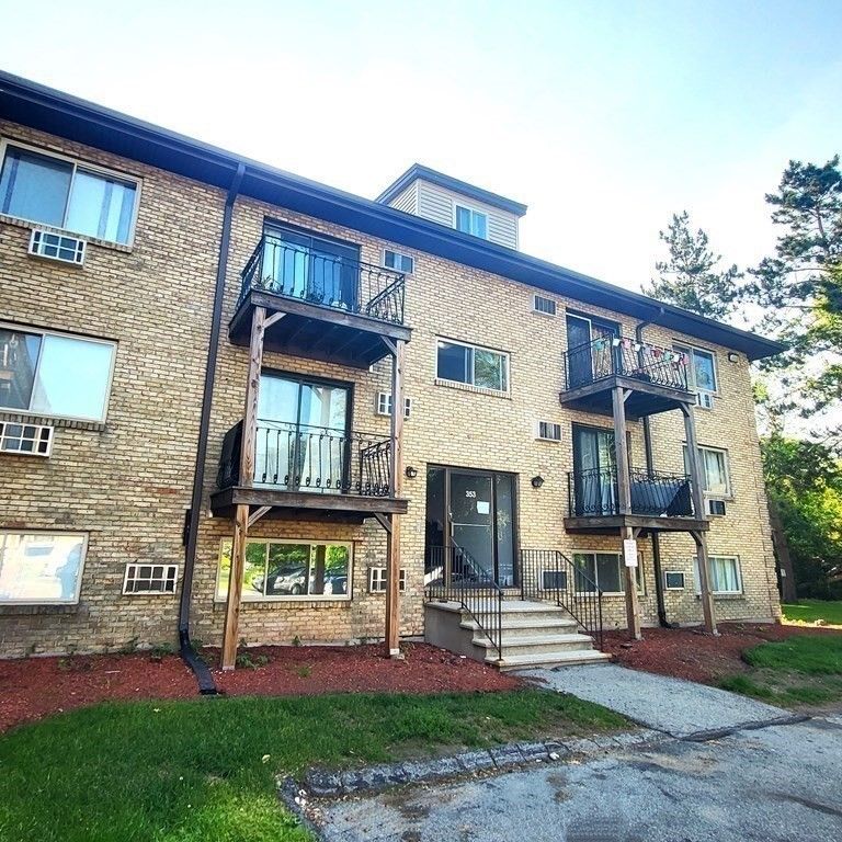 Exterior, Facade, Brick Facade, Rowhouse