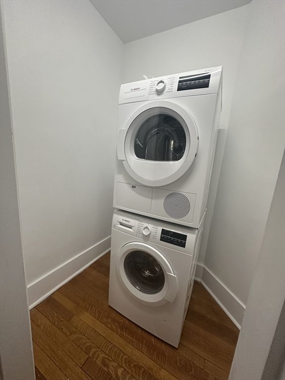 Interior, Utility Closets, Washer, Wood Texture Flooring