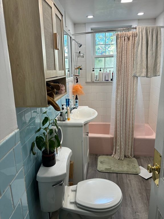 Bathroom, Interior, Recessed Lighting, Wood Texture Flooring