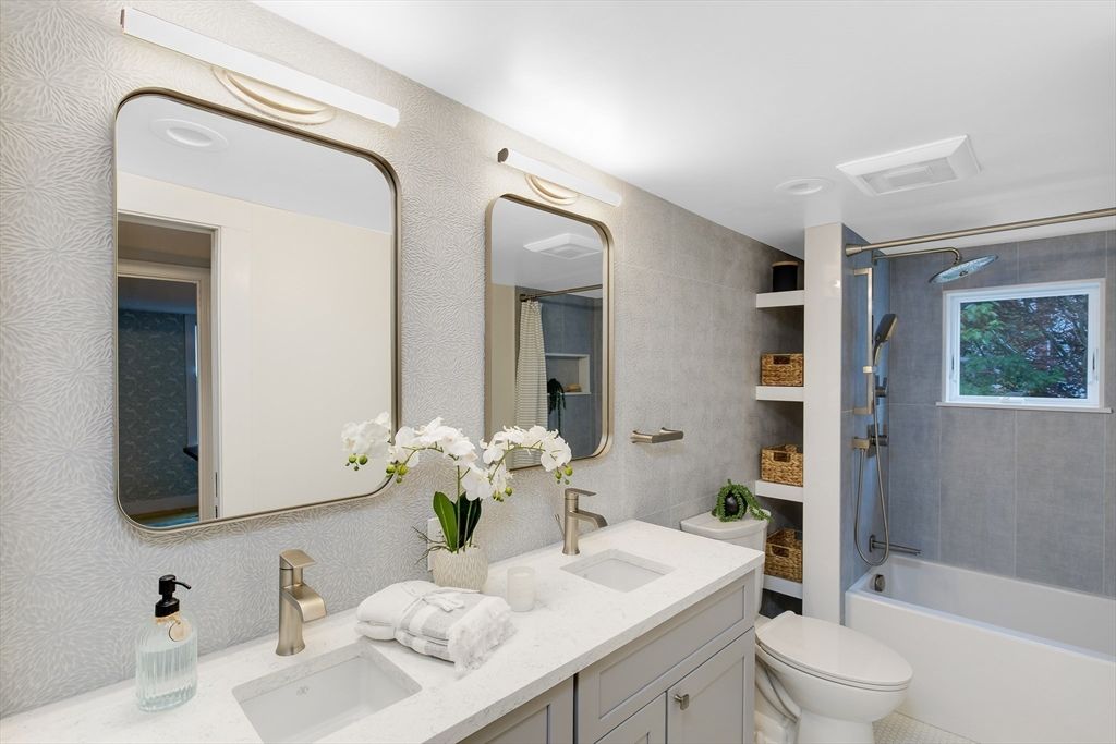 Bathroom, Dual Sink Vanities, Interior