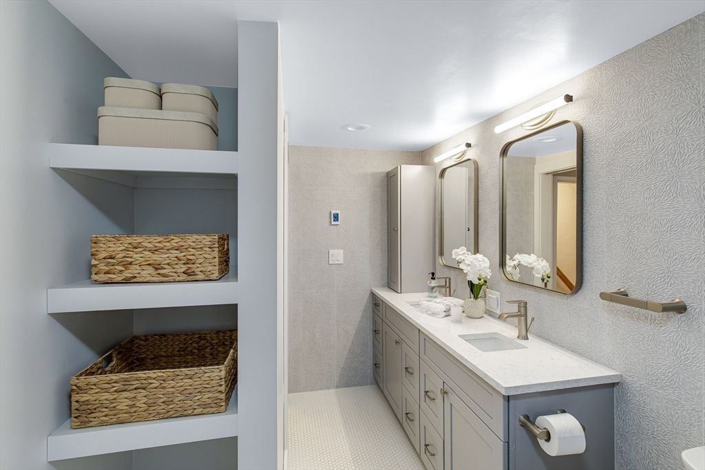 Bathroom, Dual Sink Vanities, Interior, Recessed Lighting