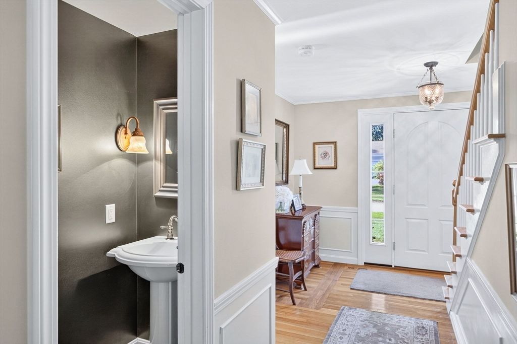 Bathroom, Interior, Pendant Lights, Wood Texture Flooring