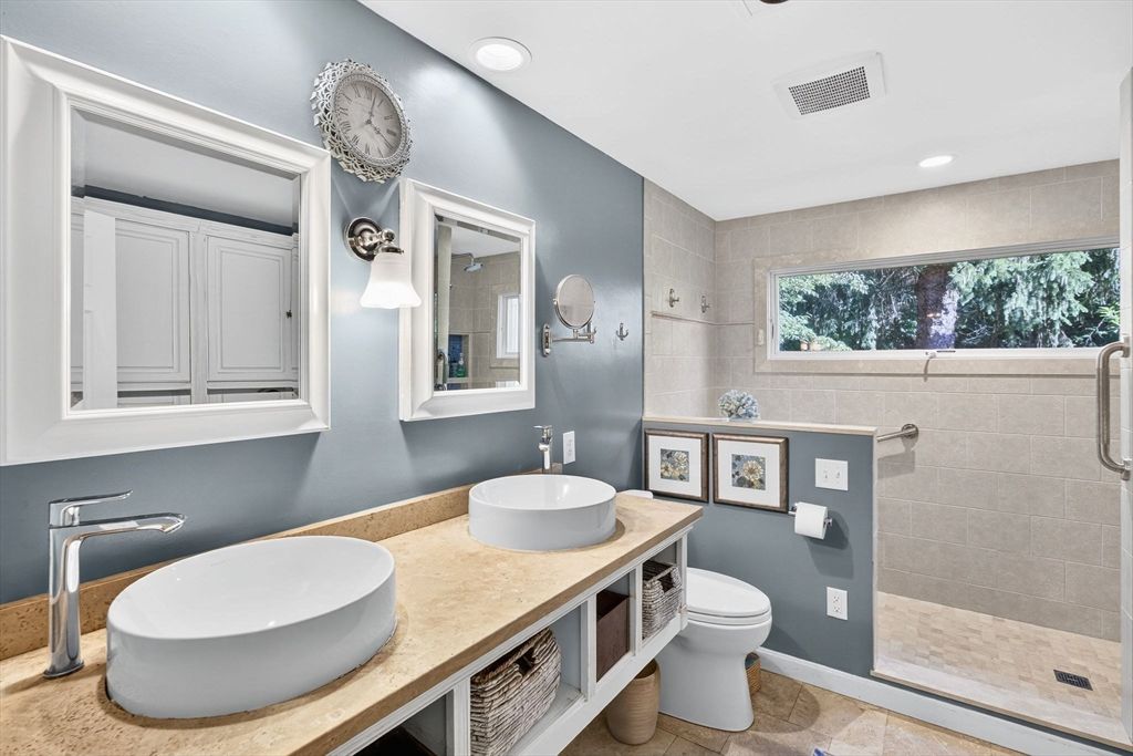 Bathroom, Dual Sink Vanities, Interior, Recessed Lighting