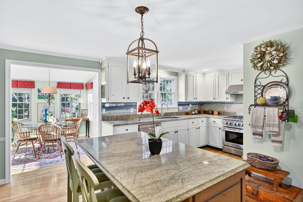 Dining room, Interior, Kitchen, Pendant Lights, Stainless Steel Appliances, Wood Texture Flooring