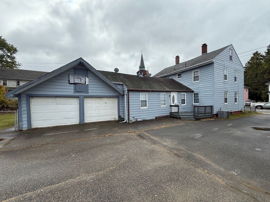 Attached, Exterior, Facade, Cape Cod