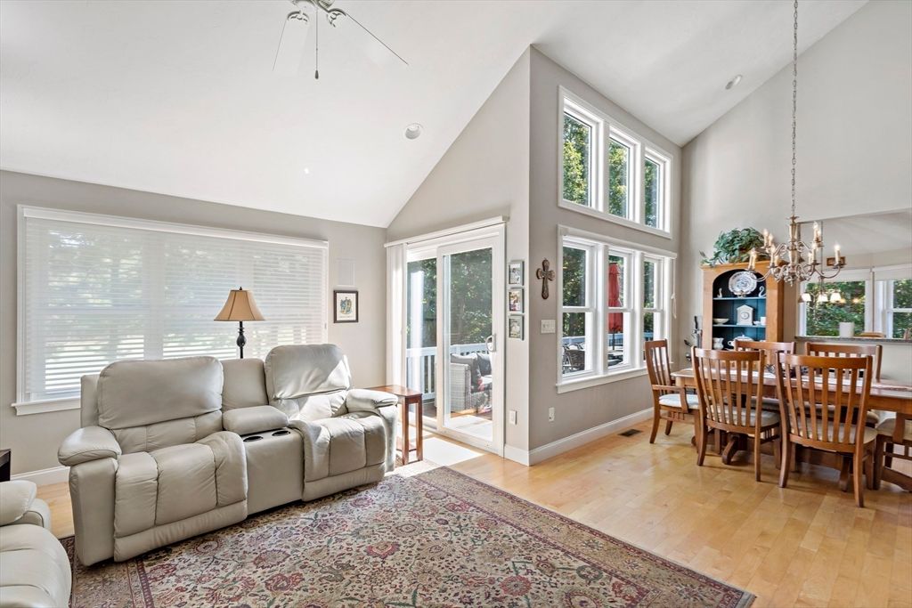Chandelier, Dining room, Interior, Living room, Pendant Lights, Wood Texture Flooring