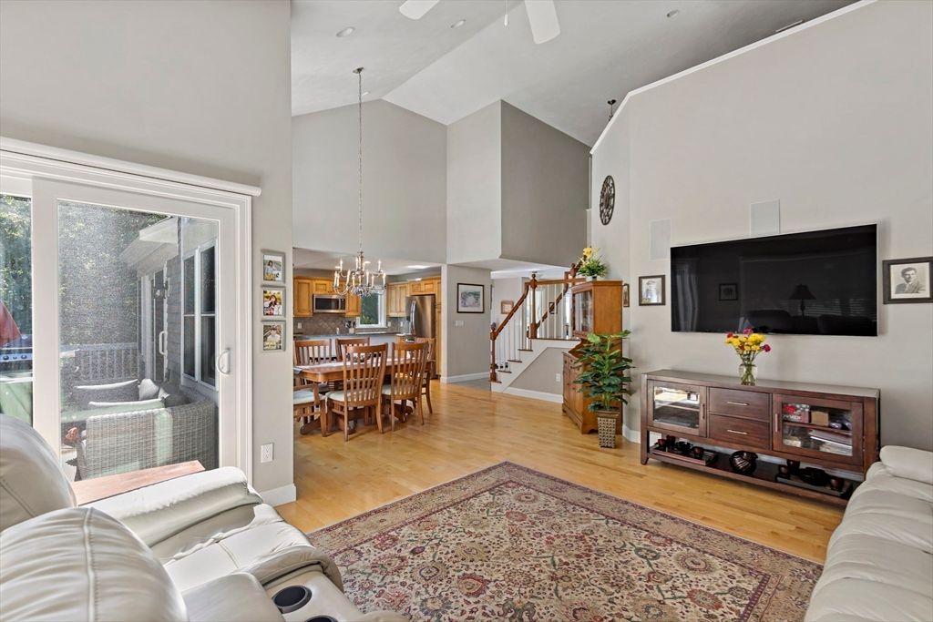 Chandelier, Dining room, Interior, Living room, Pendant Lights, Wood Texture Flooring