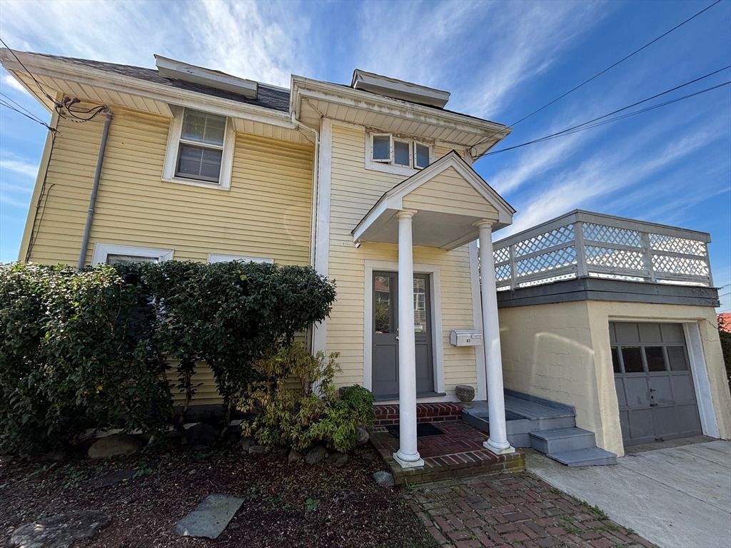 Attached, Exterior, Facade, Queen Anne Victorian