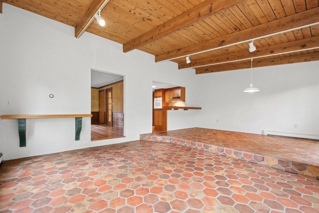 Empty room, Interior, Pendant Lights, Wooden Beams, Wooden Ceilings