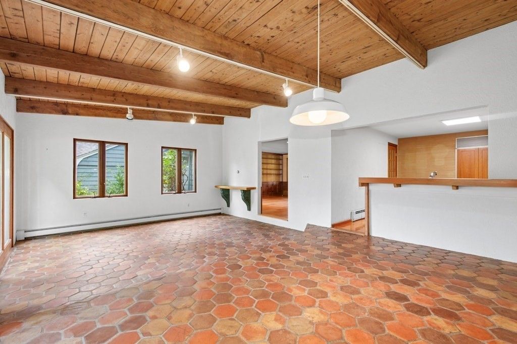 Empty room, Interior, Pendant Lights, Wooden Beams, Wooden Ceilings