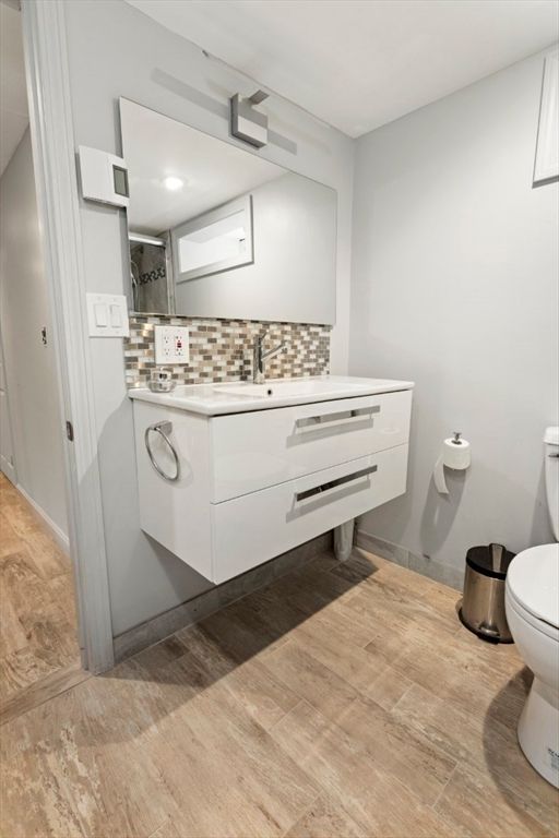 Bathroom, Interior, Recessed Lighting, Wood Texture Flooring