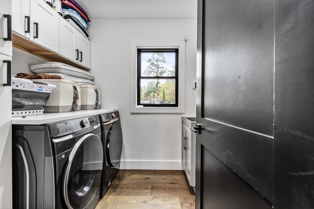 Interior, Washer, Wood Texture Flooring