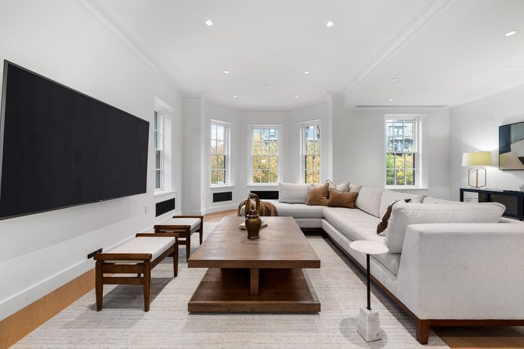 Chandelier, Dining room, Interior, Kitchen, Pendant Lights, Recessed Lighting, Wood Texture Flooring