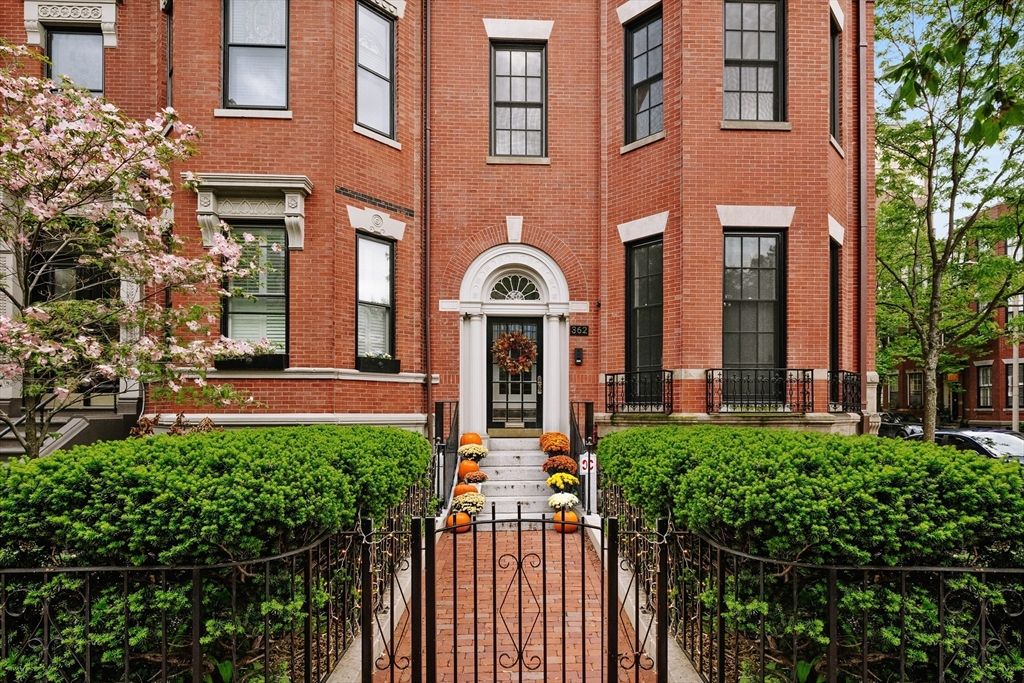 Exterior, Facade, Brick Facade, Rowhouse