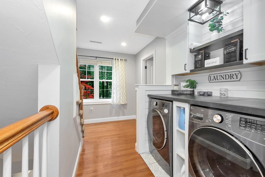 Interior, Recessed Lighting, Washer, Wood Texture Flooring